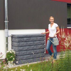 Garantia Wandtank Rocky 400 l Dark Granite mit Frau und Gießkanne im Garten.