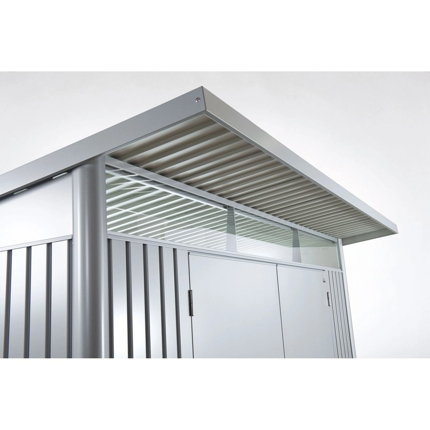 Metall-Gerätehaus AvantGarde Gr. A6 in Silbermetallic mit Doppeltür, Detailansicht.