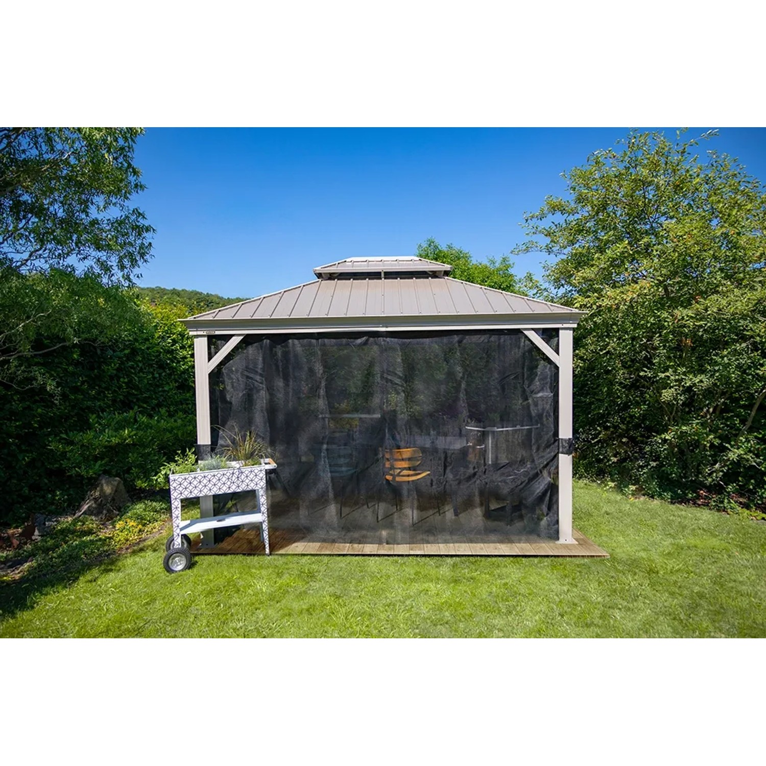 Sojag Pavillon Messina 12x16 Champagner mit Moskitonetz im Garten.