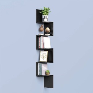 Schwarzes Vasagle Eckbücherregal mit 5 Ebenen, an der Wand montiert, mit Deko-Elementen.