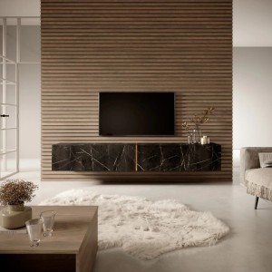 Modernes Selsey TV-Hängeboard Bisira 200 cm in schwarzer Marmoroptik mit goldenem Einsatz, schwebend im Wohnzimmer.