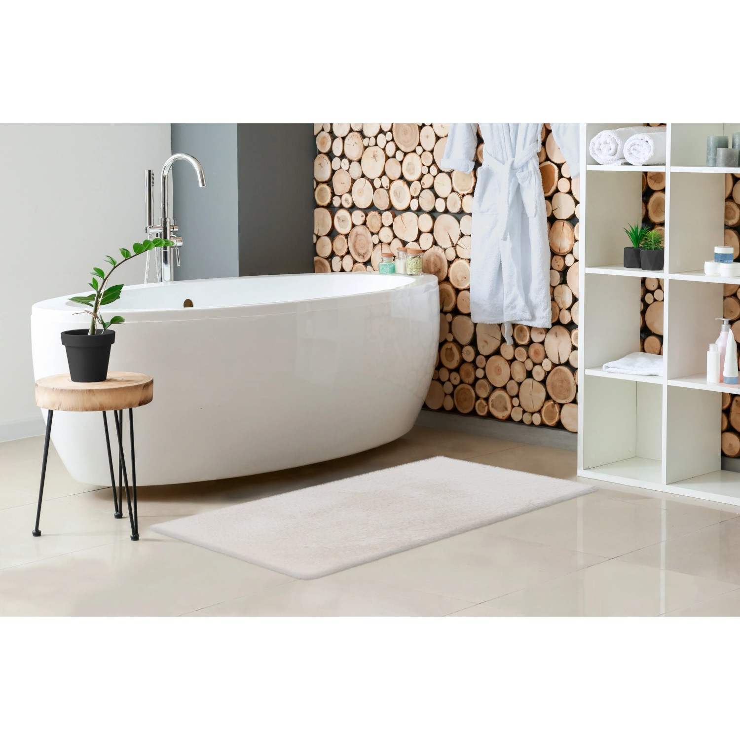 Weißer Lalee Badteppich Heaven, 40x60 cm, im Badezimmer mit Badewanne und Holzdekor.