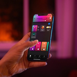 Hand steuert Philips Hue Leuchte Surimu per App. Smarte Lichtsteuerung für LED Panel.