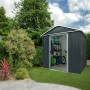 Yardmaster Gerätehaus Heidelberg, anthrazit, mit geöffneten Schiebetüren und Gartenzubehör im Inneren.