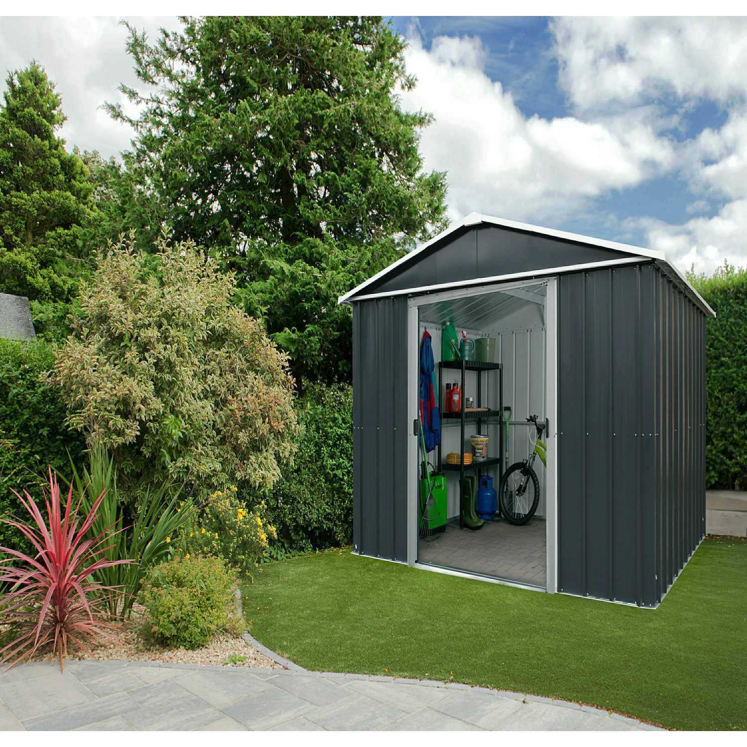Yardmaster Gerätehaus Heidelberg, anthrazit, mit geöffneten Schiebetüren und Gartenzubehör im Inneren.