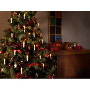 Konstsmide LED-Baumkette mit 16 warmweißen Topbirnen an einem geschmückten Weihnachtsbaum im Innenbereich.