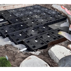 WaterUps Bewässerungsbox, unterirdisches System für Hochbeete, 134x47 cm, schwarz.