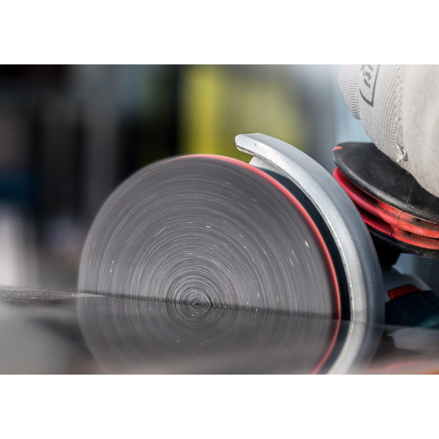 Bosch Expert Vliesscheibe N880, Ø 125mm, K120 beim Schleifen von Metall.