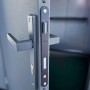 Detailaufnahme: Tür mit Griff und Schloss des anthrazitfarbenen Weka Metall-Gerätehauses Gary.