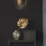 Schwarze Vliestapete Trendwall 2 Uni von OBI mit goldener Deko an dunkler Wand.