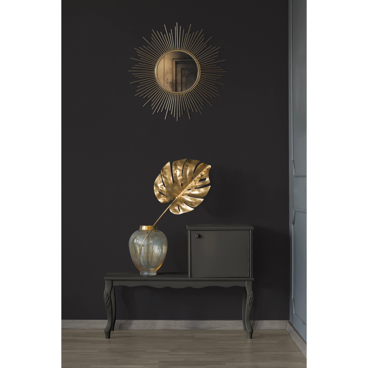 Schwarze Vliestapete Trendwall 2 Uni von OBI mit goldener Deko an dunkler Wand.