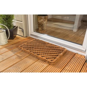 Fußmatte Coco Brush aus Kokos-Drahtgitter, 40x60 cm, vor einer Haustür auf Holzterrasse.