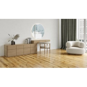 Klebe-Vinylboden Lorenzo Oak in Eichenoptik, Lang- und Breitdiele, verlegt in einem modernen Wohnzimmer.