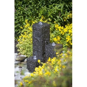 Ubbink Acqua Arte Taranto Gartenbrunnen Set mit 3 Granitsäulen in verschiedenen Höhen.