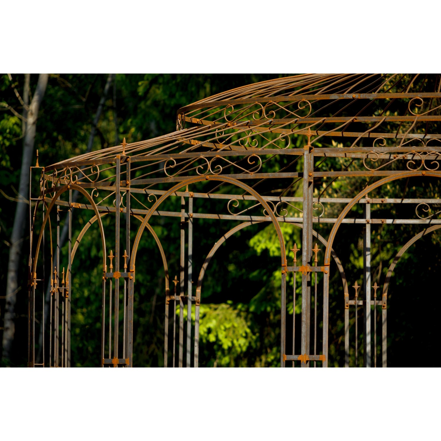 Detailansicht des Eleo Pavillon Toskana aus unbeschichtetem Metall mit filigranem Design.