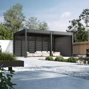 Graphitgraues Weide Sonnenrollo an moderner Pergola, bietet Sonnenschutz und Sichtschutz im Garten.