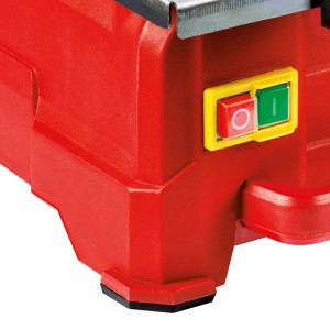 Detailaufnahme der Einhell Fliesenschneidmaschine TC-TC 800: Rotes Gehäuse, Schalter und Standfüße.