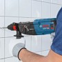 Bosch Professional GBH 2-28 F Bohrhammer in Aktion beim Bohren in eine geflieste Wand.