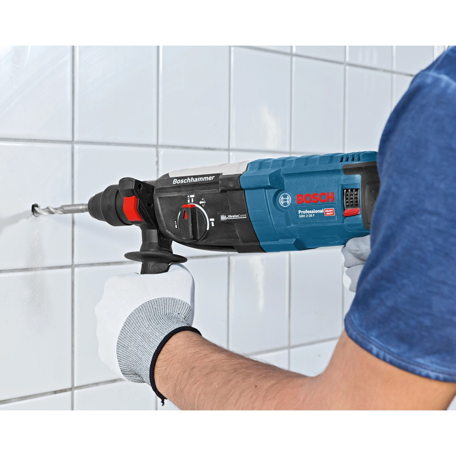 Bosch Professional GBH 2-28 F Bohrhammer in Aktion beim Bohren in eine geflieste Wand.