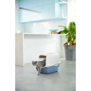 Rotho Katzentoilette Eco Bailey in Horizontblau/Sand mit Katze beim Verlassen.