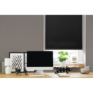 Schwarzes Gardinia Rollo EasyFix Thermo, 100x150 cm, am Fenster montiert.