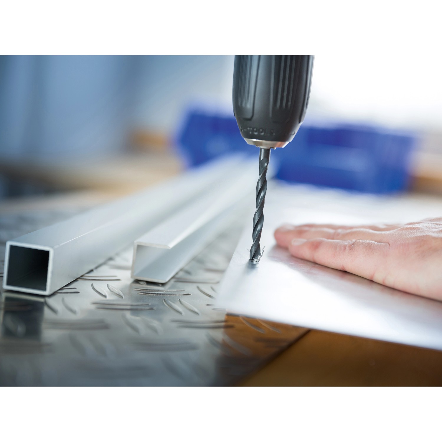 LUX Metallbohrer HSS-R bohrt in ein Metallblech. Durchmesser 8,5 mm.