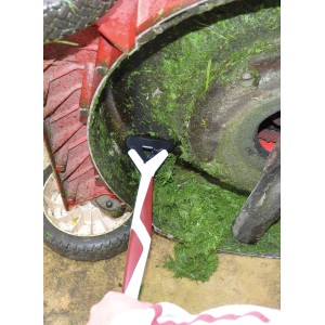 Sonneck Rasenmäherbürste reinigt Rasenmäher von Grasschnitt. Gartenhandgerät mit rot-weißem Griff.