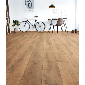 Verlegtes Laminat LAM.Com.Breit Eiche VOLCANO im Wohnraum mit Holzstruktur.