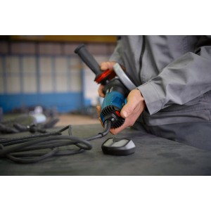 Bosch Professional GWS 17-125 S Winkelschleifer in Aktion, mit Netzkabel und Bedienelementen.