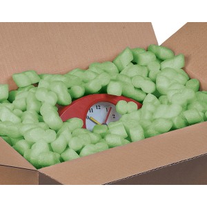 Umzugskarton mit grünem Füllmaterial Soft-Fill und roter Uhr als Transportschutz.