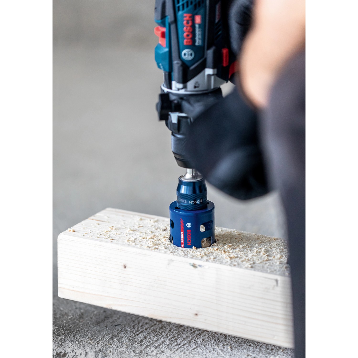 Bosch Expert Lochsäge Construction Material Ø 127 mm im Einsatz an einem Holzbrett.
