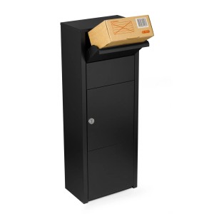Schwarzer MEFA Paketkasten Hazel 477 mit Paket im Einwurfschacht.