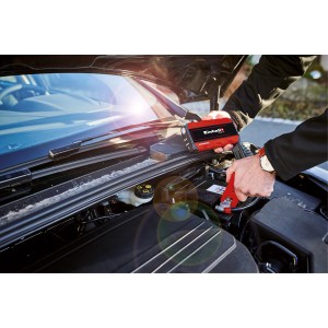 Einhell CE-JS 12 Power Bank Starthilfe im Einsatz an einer Autobatterie.
