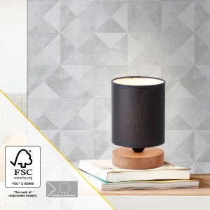 Brilliant Tischleuchte Vonnie in Schwarz und Holz auf Büchern, Design-Tischlampe für den Innenbereich.