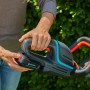 Gardena Akku-Heckenschere ComfortCut 50/18V mit Akku im Einsatz. Kabellose Heckenschere für den Gartenschnitt.