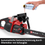 Einhell Akku-Kettensäge GP-LC 36/40: Ölen der Kette mit Trichter. Rot-schwarzes Design.