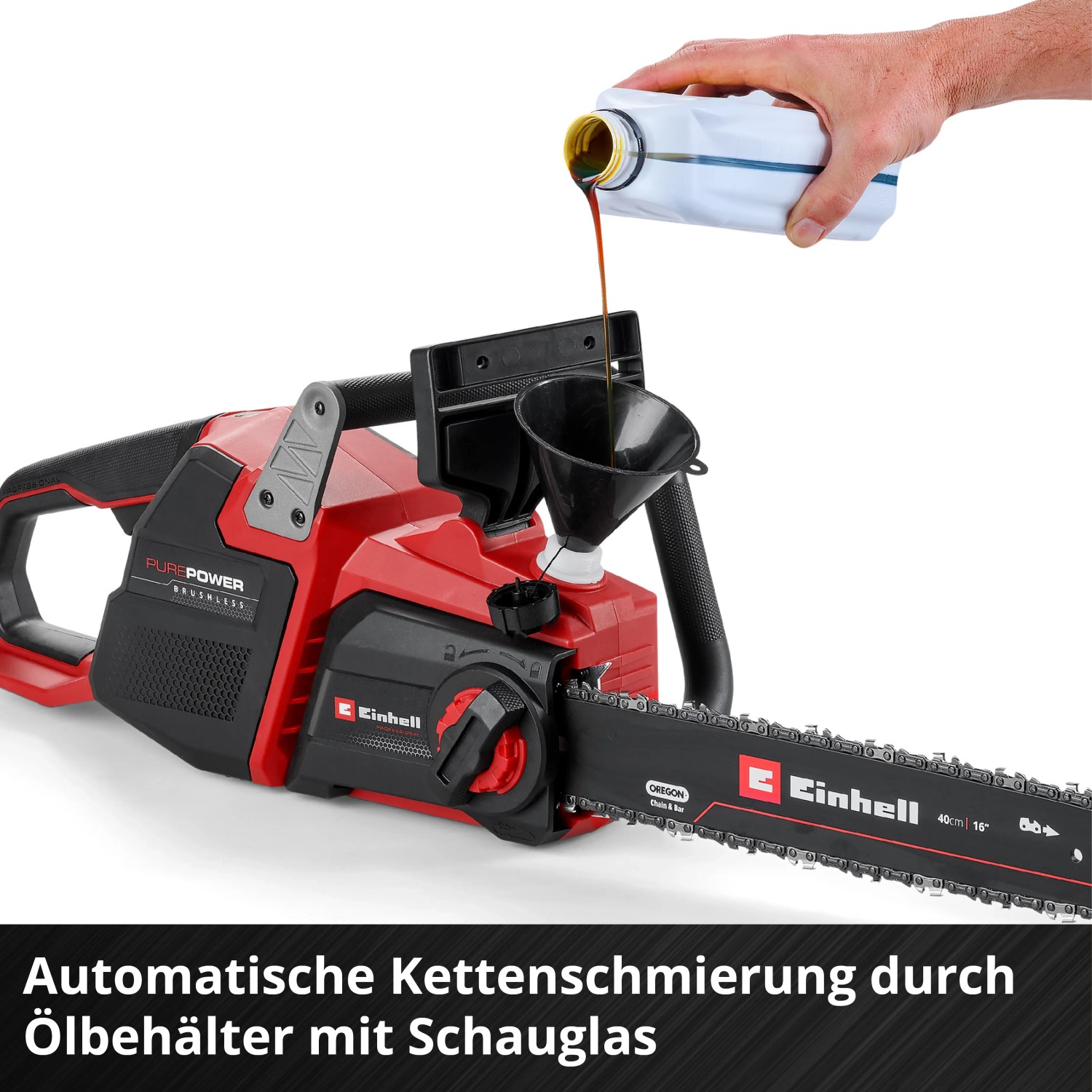 Einhell Akku-Kettensäge GP-LC 36/40: Ölen der Kette mit Trichter. Rot-schwarzes Design.