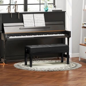 Schwarze HOMCOM Klavierbank mit Kunstleder-Doppelsitzen und Gummiholzbeinen vor einem Klavier. Höhenverstellbarer Hocker mit Stauraum.