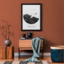 Wohnraum mit roter Vliestapete Uni Matt Strukturiert FSC® an der Wand.