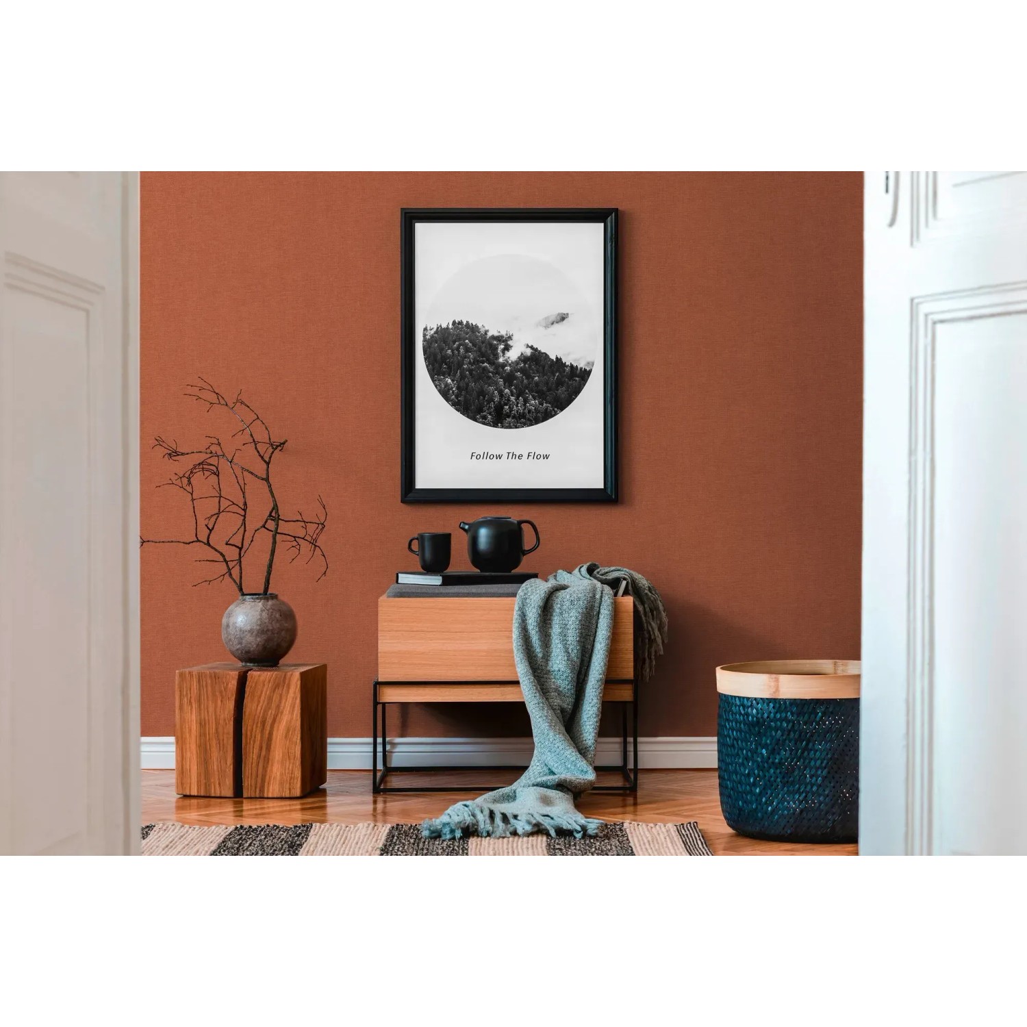 Wohnraum mit roter Vliestapete Uni Matt Strukturiert FSC® an der Wand.