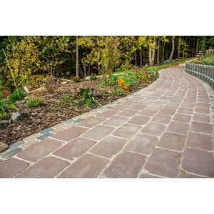 Geschwungener Gartenweg aus rötlichen Kleo Antik Mauerpflastersteinen (26x15,5x5 cm).