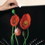 Tesa Powerstrips Bildernagel zum Aufhängen eines Kalenders mit rotem Mohnblumen-Motiv.