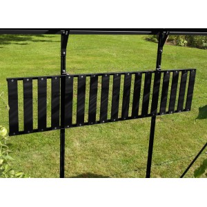 Schwarzes, abklappbares Aluregal (120x30cm) für Gewächshäuser. Praktische Ablagefläche.