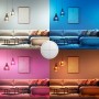 Philips Hue Tap Dial Schalter in Weiß mit farbiger Ambiente-Beleuchtung im Wohnzimmer.