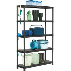 Schwarzes OBI Kunststoffregal XL-120 mit fünf Böden, beladen mit diversen Gegenständen.