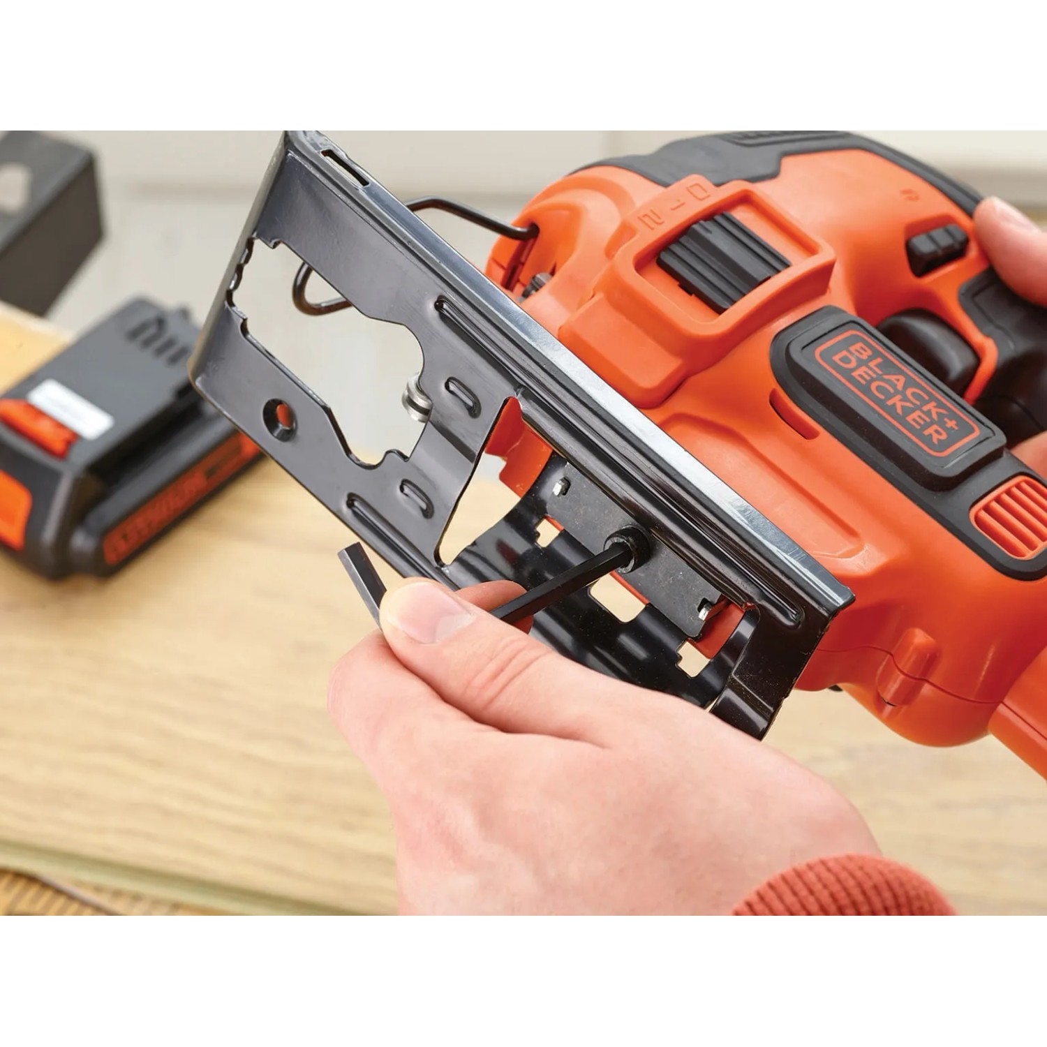 Black+Decker Akku-Stichsäge BDCJS18 im Einsatz, Akku separat erhältlich.