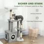 Grau-weißer PawHut Kratzbaum mit Plüsch, Sisalstämmen, mehreren Ebenen und Höhle. Eine Katze liegt auf einer Plattform.