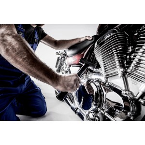 Handwerker nutzt Halder Schonhammer Blackcraft (40mm) an einem Motorrad.