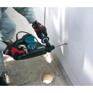Makita Bohrhammer mit Bohrer aus dem 17-teiligen Meißel- und Bohrer-Set im Einsatz.