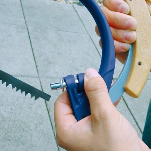 Nahaufnahme der LUX Baumsäge 350 mm mit Schnellspannhebel und verstellbarem Sägeblatt.